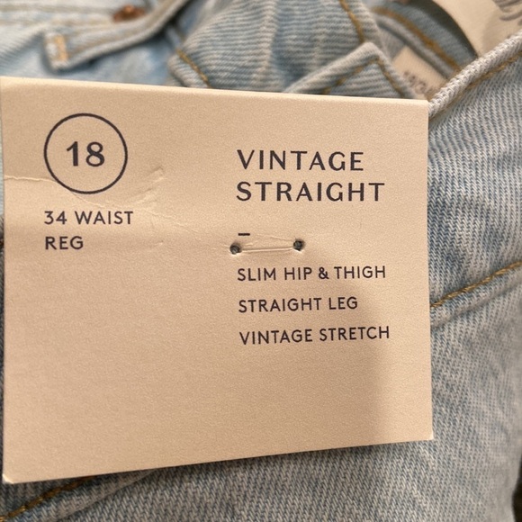 Women's High-Rise Vintage Straight Jeans -
Universal Thread™ Light Blue new - Picture 9 of 12